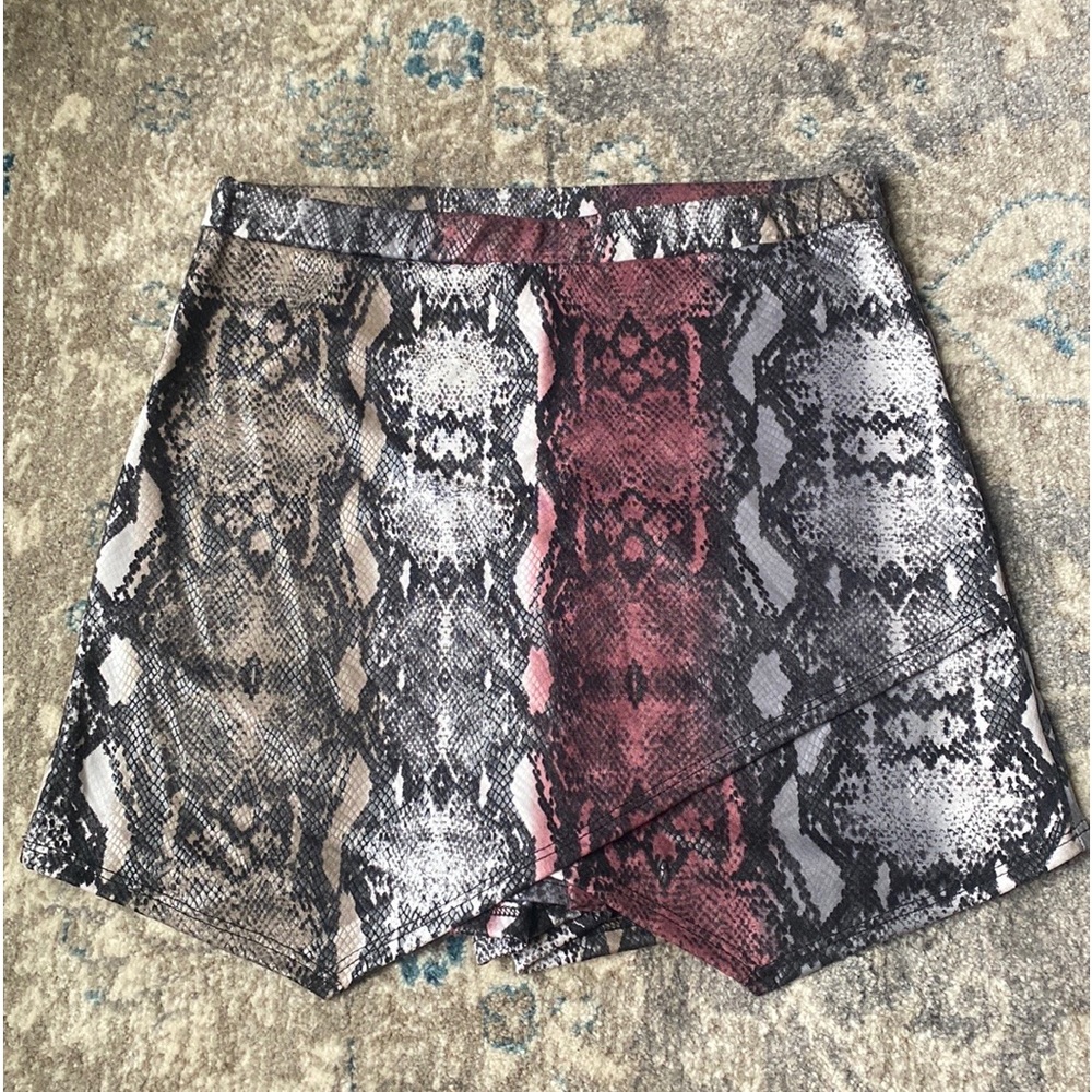 Windsor snakeskin skort NWT